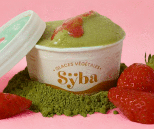 glace au thé vert matcha et au coulis de fraise de Carpentras